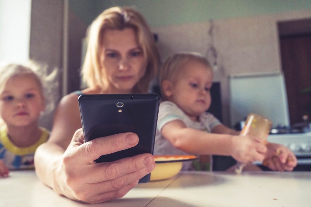 Une femme au foyer avec ses enfants